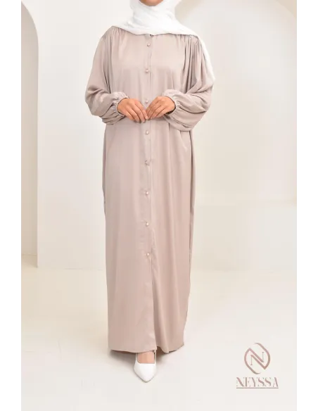 Robe longue satinée fluide et légère parfaite pour la saison estivale.