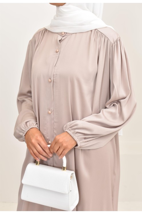 Robe longue satinée fluide et légère parfaite pour la saison estivale.