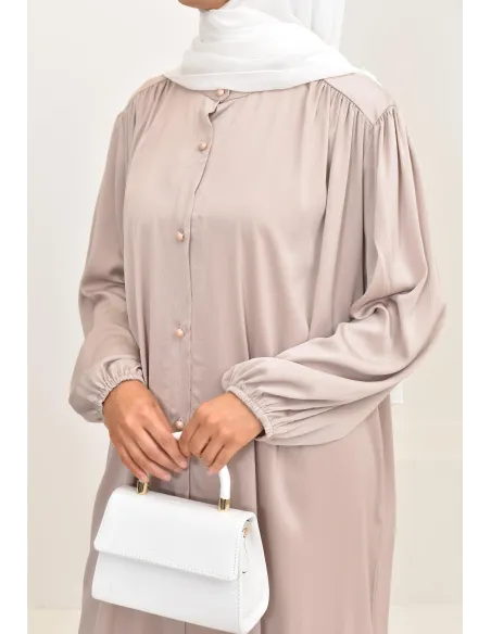 Robe longue satinée fluide et légère parfaite pour la saison estivale.