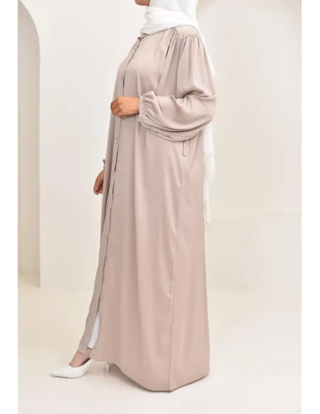 Robe longue satinée fluide et légère parfaite pour la saison estivale.