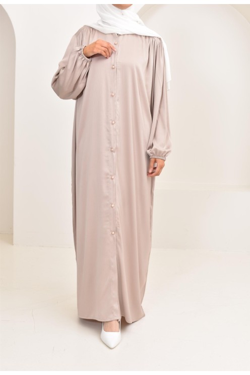 Robe longue satinée fluide et légère parfaite pour la saison estivale.