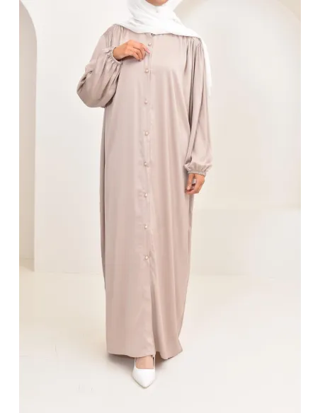 Robe longue satinée fluide et légère parfaite pour la saison estivale.