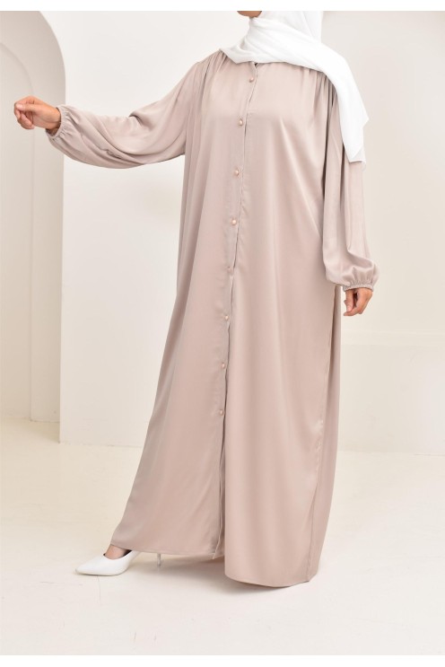 Robe longue satinée fluide et légère parfaite pour la saison estivale.