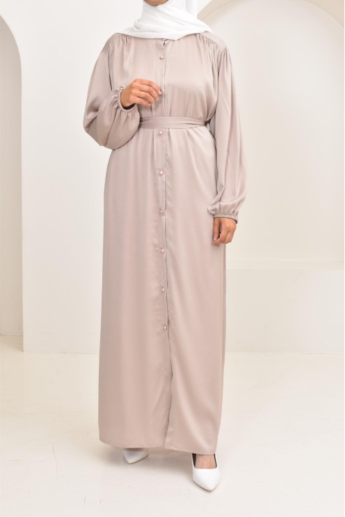 Robe longue satinée fluide et légère parfaite pour la saison estivale.