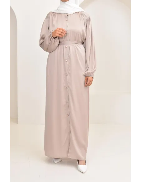 Robe longue satinée fluide et légère parfaite pour la saison estivale.