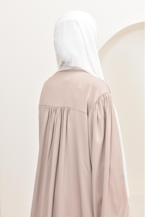 Robe longue satinée fluide et légère parfaite pour la saison estivale.