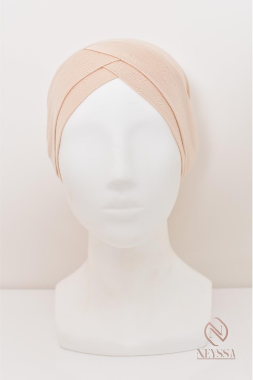 gekreuztes Rohr unter Hijab Hergestellt aus einem fließenden Viskose-Gewebe