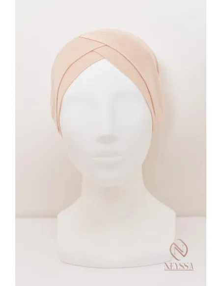 gekreuztes Rohr unter Hijab Hergestellt aus einem fließenden Viskose-Gewebe