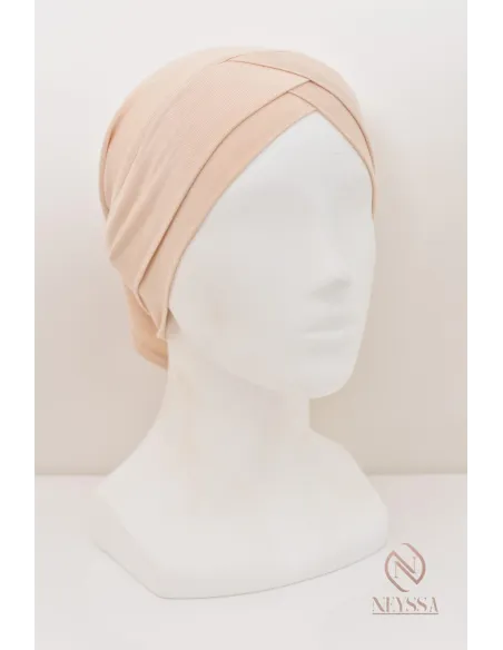 gekreuztes Rohr unter Hijab Hergestellt aus einem fließenden Viskose-Gewebe