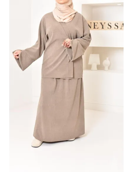 Zweiteiliges Set aus Kimono und Rock, bescheidenes Outfit Hijabi aus Cord.