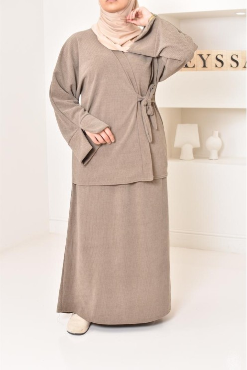 Zweiteiliges Set aus Kimono und Rock, bescheidenes Outfit Hijabi aus Cord.