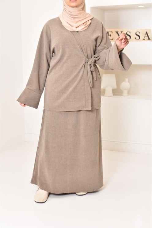 Zweiteiliges Set aus Kimono und Rock, bescheidenes Outfit Hijabi aus Cord.