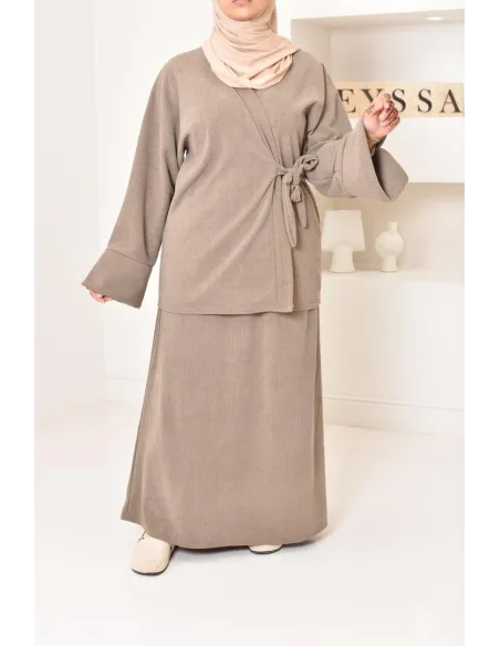 Zweiteiliges Set aus Kimono und Rock, bescheidenes Outfit Hijabi aus Cord.