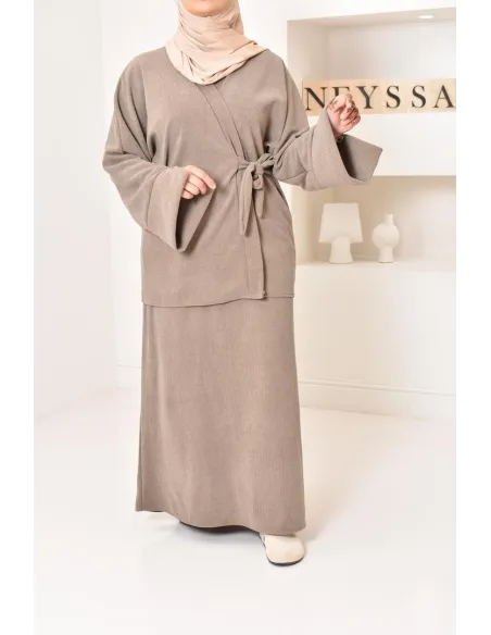 Zweiteiliges Set aus Kimono und Rock, bescheidenes Outfit Hijabi aus Cord.