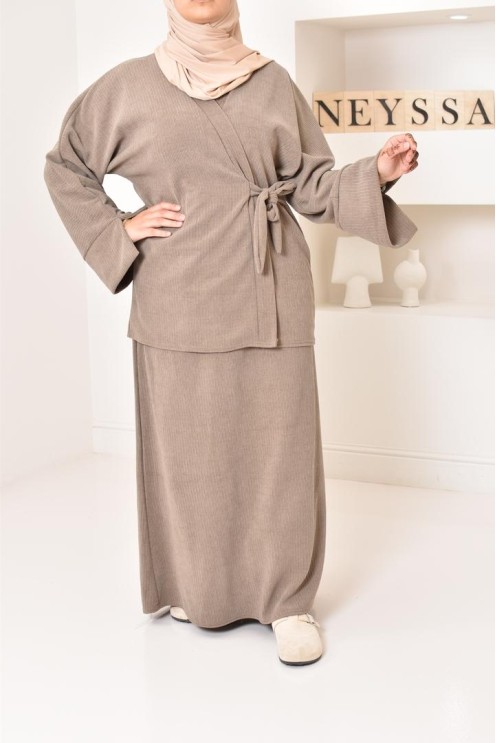 Zweiteiliges Set aus Kimono und Rock, bescheidenes Outfit Hijabi aus Cord.