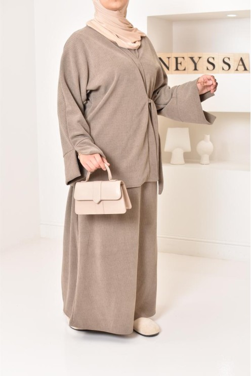 Zweiteiliges Set aus Kimono und Rock, bescheidenes Outfit Hijabi aus Cord.