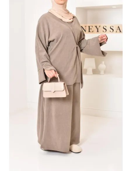 Zweiteiliges Set aus Kimono und Rock, bescheidenes Outfit Hijabi aus Cord.