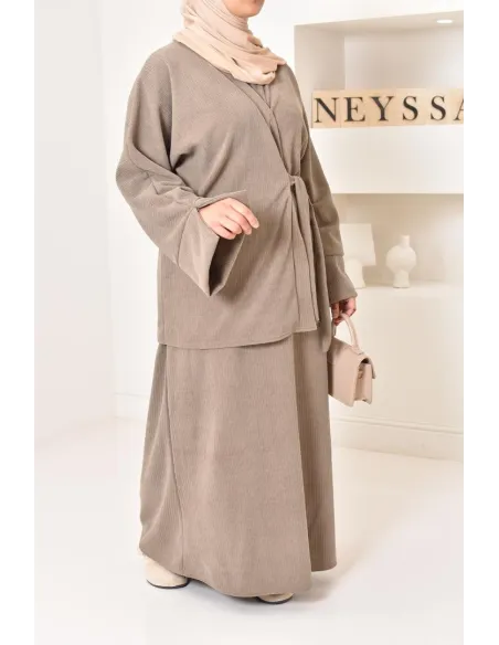 Zweiteiliges Set aus Kimono und Rock, bescheidenes Outfit Hijabi aus Cord.