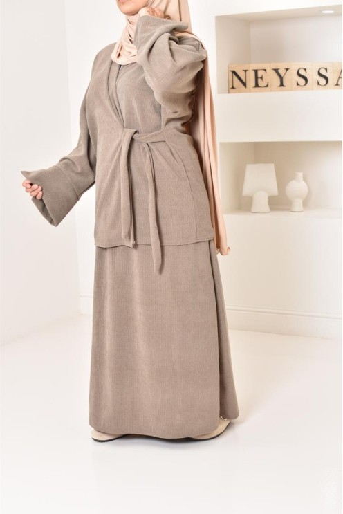 Zweiteiliges Set aus Kimono und Rock, bescheidenes Outfit Hijabi aus Cord.