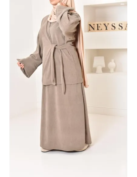 Zweiteiliges Set aus Kimono und Rock, bescheidenes Outfit Hijabi aus Cord.