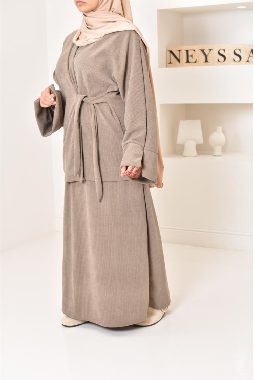 Zweiteiliges Set aus Kimono und Rock, bescheidenes Outfit Hijabi aus Cord.