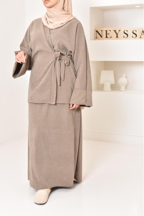 Zweiteiliges Set aus Kimono und Rock, bescheidenes Outfit Hijabi aus Cord.