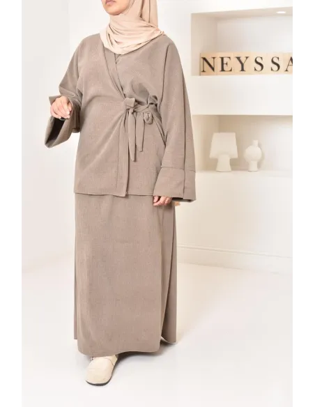 Zweiteiliges Set aus Kimono und Rock, bescheidenes Outfit Hijabi aus Cord.