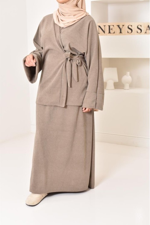 Zweiteiliges Set aus Kimono und Rock, bescheidenes Outfit Hijabi aus Cord.