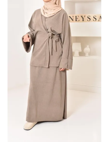 Zweiteiliges Set aus Kimono und Rock, bescheidenes Outfit Hijabi aus Cord.