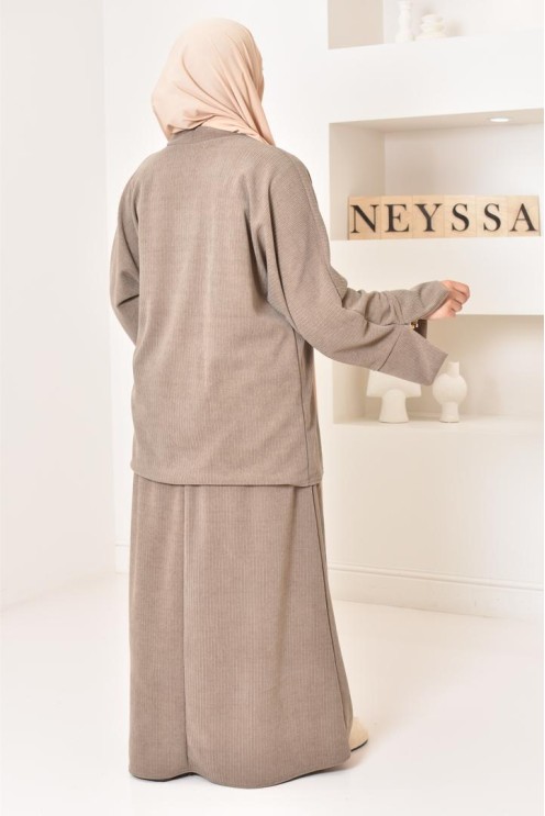 Zweiteiliges Set aus Kimono und Rock, bescheidenes Outfit Hijabi aus Cord.