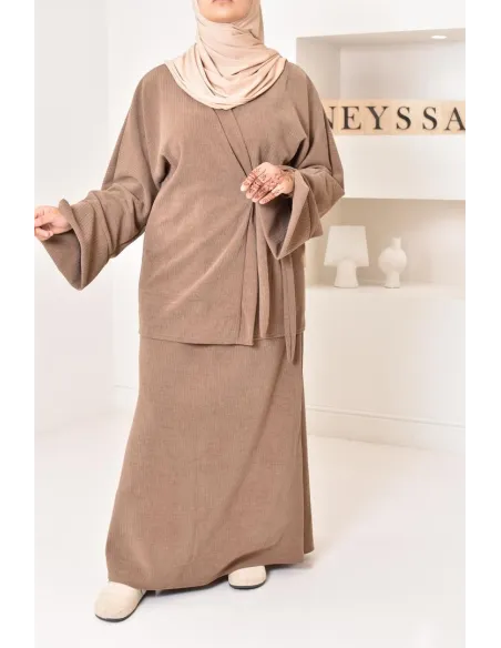 Zweiteiliges Set aus Kimono und Rock, bescheidenes Outfit Hijabi aus Cord.