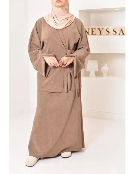 Zweiteiliges Set aus Kimono und Rock, bescheidenes Outfit Hijabi aus Cord.