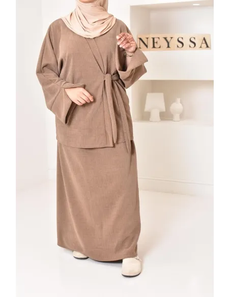 Zweiteiliges Set aus Kimono und Rock, bescheidenes Outfit Hijabi aus Cord.