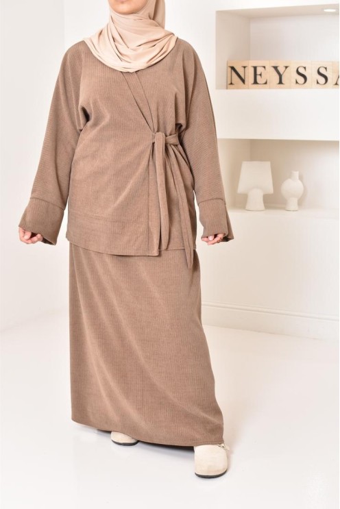 Zweiteiliges Set aus Kimono und Rock, bescheidenes Outfit Hijabi aus Cord.