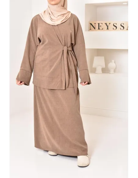 Zweiteiliges Set aus Kimono und Rock, bescheidenes Outfit Hijabi aus Cord.