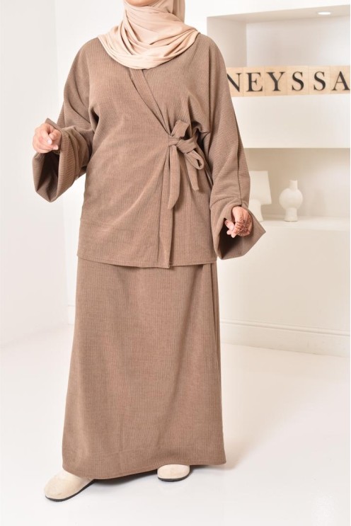 Zweiteiliges Set aus Kimono und Rock, bescheidenes Outfit Hijabi aus Cord.