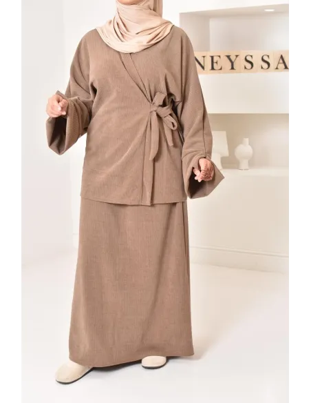 Zweiteiliges Set aus Kimono und Rock, bescheidenes Outfit Hijabi aus Cord.