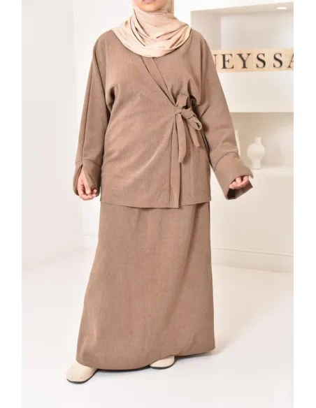 Zweiteiliges Set aus Kimono und Rock, bescheidenes Outfit Hijabi aus Cord.