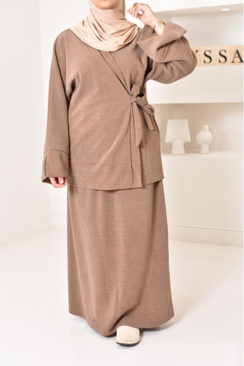Zweiteiliges Set aus Kimono und Rock, bescheidenes Outfit Hijabi aus Cord.