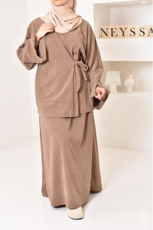 Zweiteiliges Set aus Kimono und Rock, bescheidenes Outfit Hijabi aus Cord.