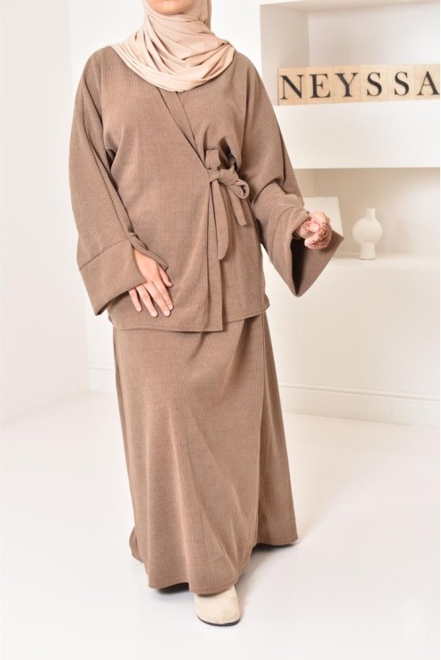 Zweiteiliges Set aus Kimono und Rock, bescheidenes Outfit Hijabi aus Cord.