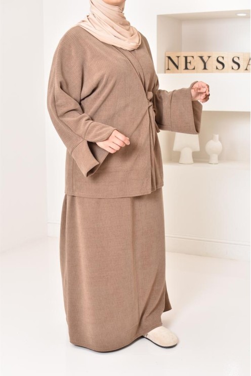 Zweiteiliges Set aus Kimono und Rock, bescheidenes Outfit Hijabi aus Cord.