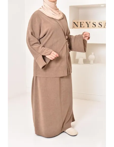 Zweiteiliges Set aus Kimono und Rock, bescheidenes Outfit Hijabi aus Cord.