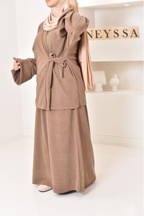 Zweiteiliges Set aus Kimono und Rock, bescheidenes Outfit Hijabi aus Cord.