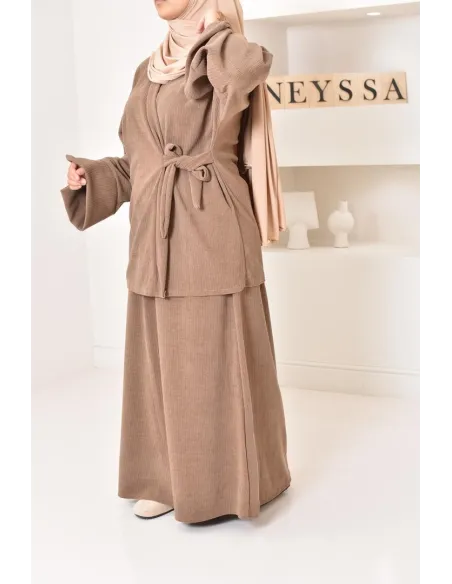 Zweiteiliges Set aus Kimono und Rock, bescheidenes Outfit Hijabi aus Cord.