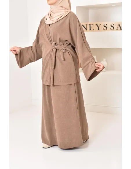 Zweiteiliges Set aus Kimono und Rock, bescheidenes Outfit Hijabi aus Cord.