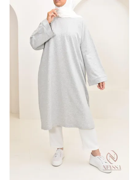 Tunika-Kleid im Oversize-Sweatshirt-Stil, ideal für sportliche Hijabi.