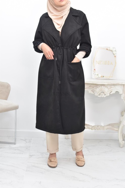 Long trench en daim élégant et classe pour femme musulmane.