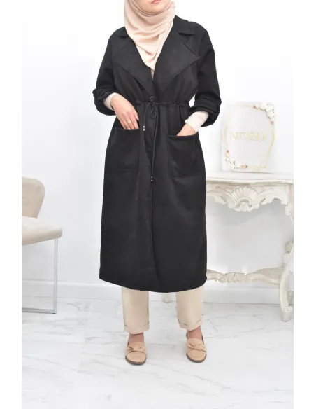 Long trench en daim élégant et classe pour femme musulmane.