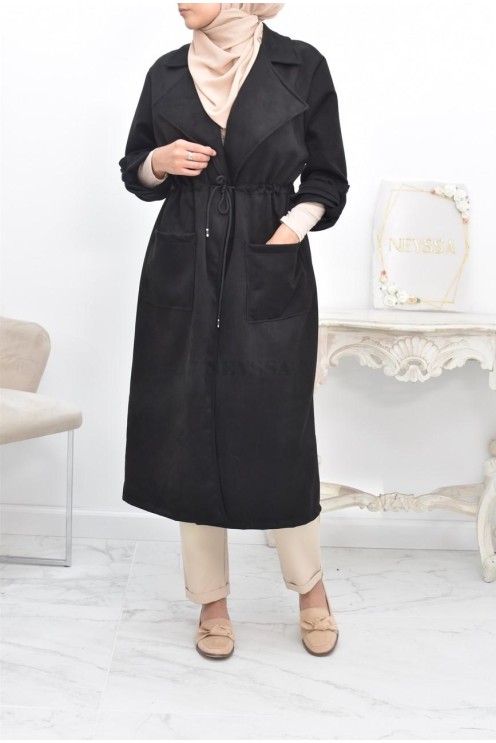 Long trench en daim élégant et classe pour femme musulmane.